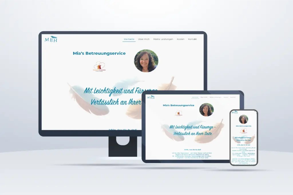 Geräte-Mockup der Startseite von Mia’s Betreuungsservice auf Desktop, Tablet und Smartphone – responsive Erstwebsite mit IONOS Website Builder, Feder-Leitmotiv im Hero.